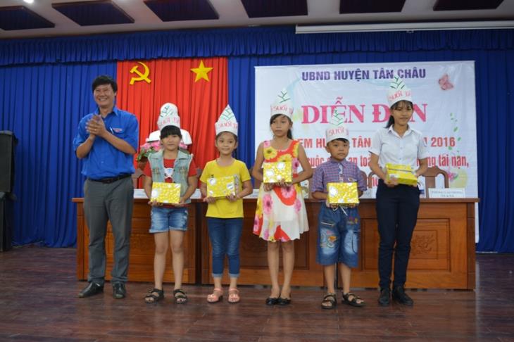 Huyện Tân Châu tổ chức diễn đàn trẻ em năm 2016